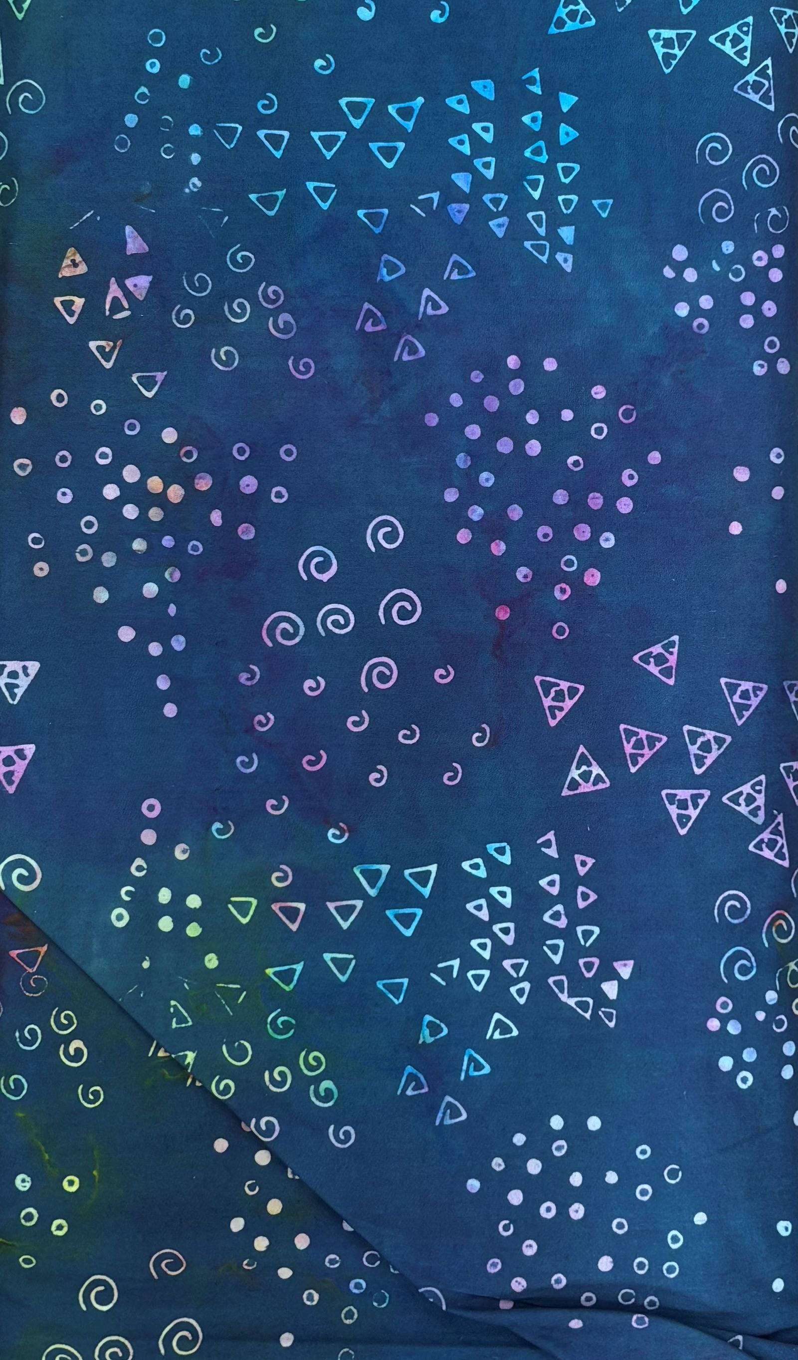 dunkelblaue Batik mit graphischen Mustern