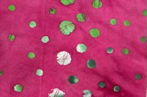ece3f9df-daf8-4761-aab8-7c963a14fee7 Batik pink mit grünen Punkten