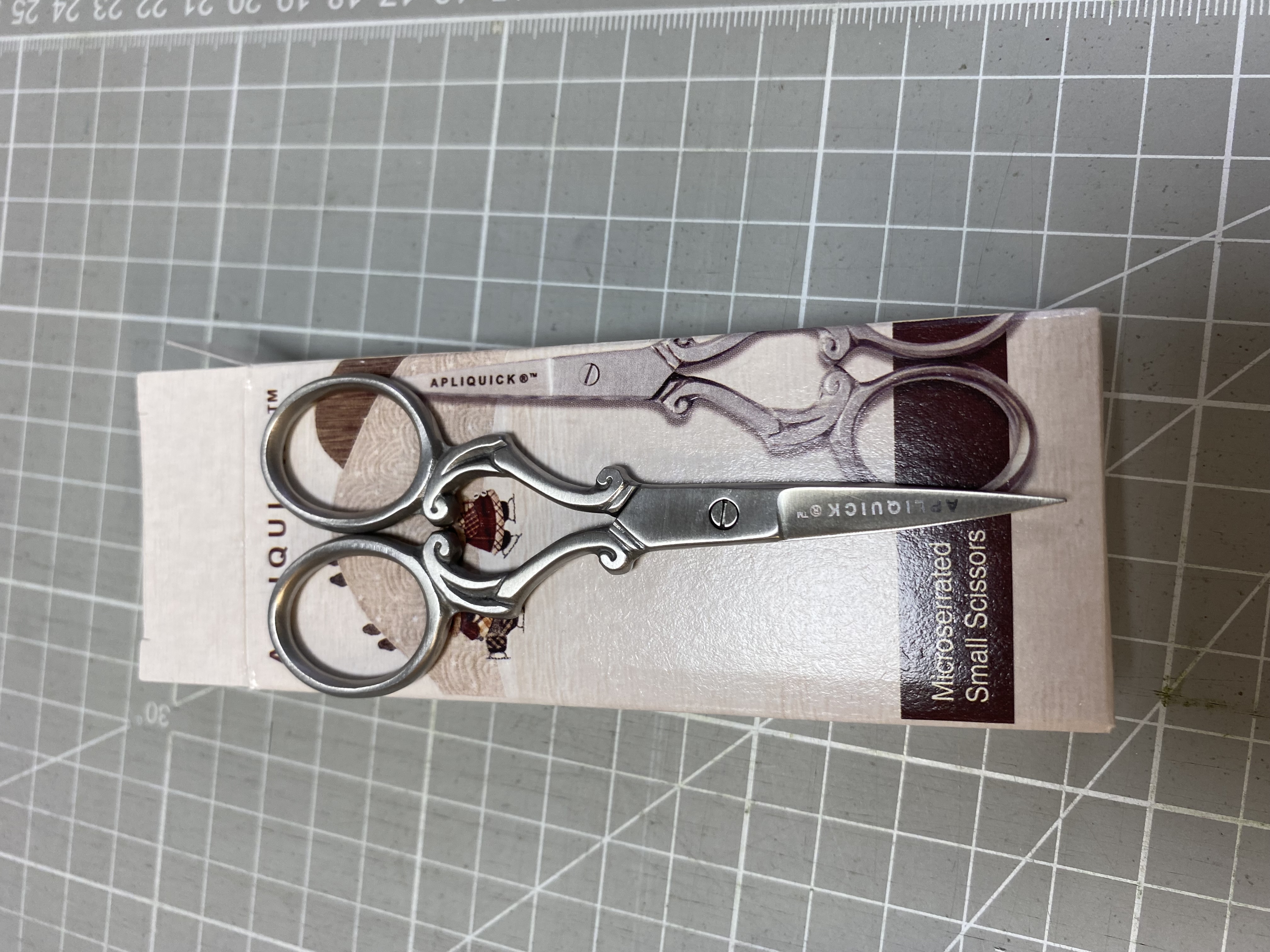 IMG_6884 Apliquick Microserrated Small Scissors