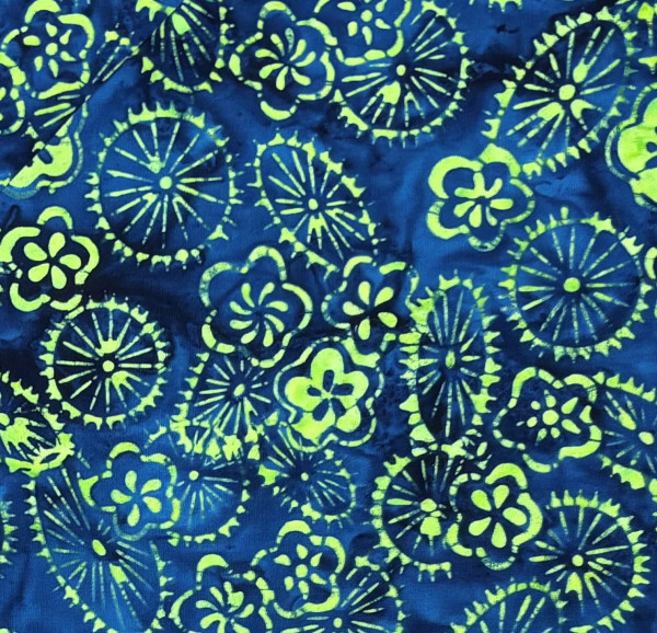 dunkelblaue Batik mit Blumen