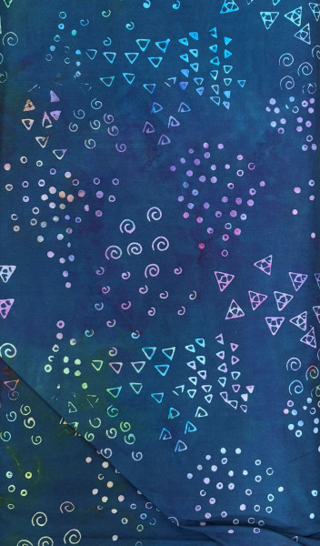 dunkelblaue Batik mit graphischen Mustern